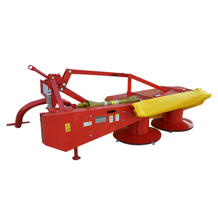 Traktor dipasang pemotong jerami