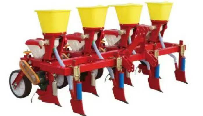 Seeder jagung yang dipasang di traktor